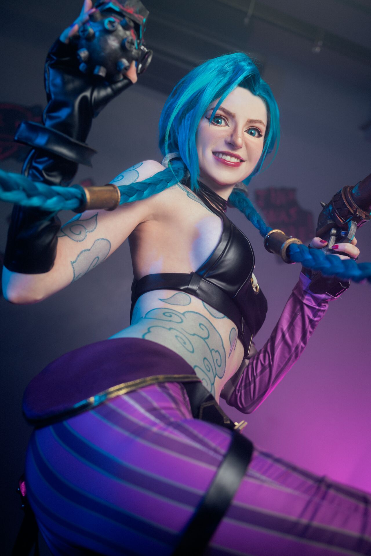 Эротический косплей Jinx (League of Legends ) by Peachymilky показала свою киску