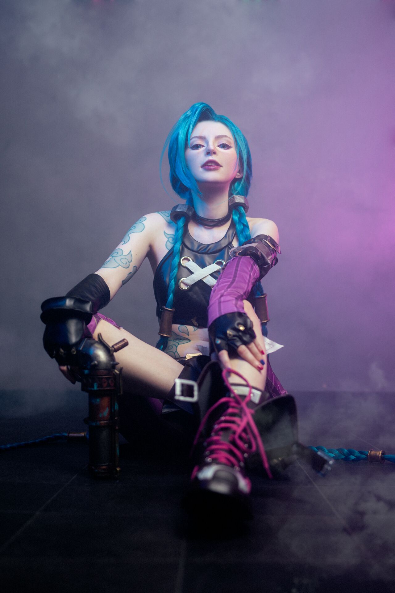 Сексуальный косплей Jinx (League of Legends ) by Peachymilky попа во всей своей красоте