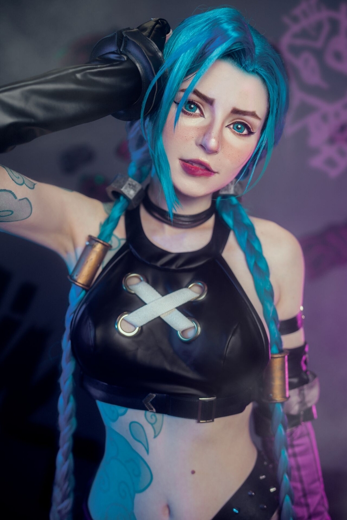 Соблазнительный и аппетитный косплей Jinx (League of Legends ) by Peachymilky девушка показала все свои дырочки