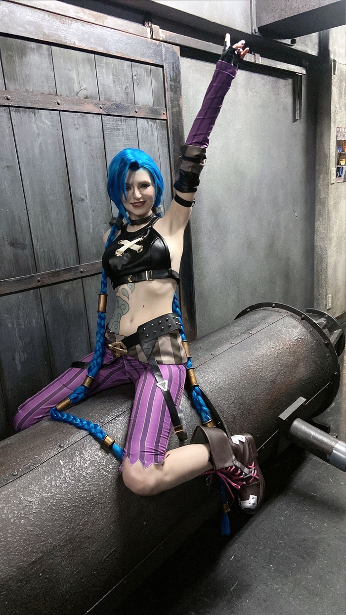 Качественный косплей Jinx (League of Legends ) by Peachymilky жопка