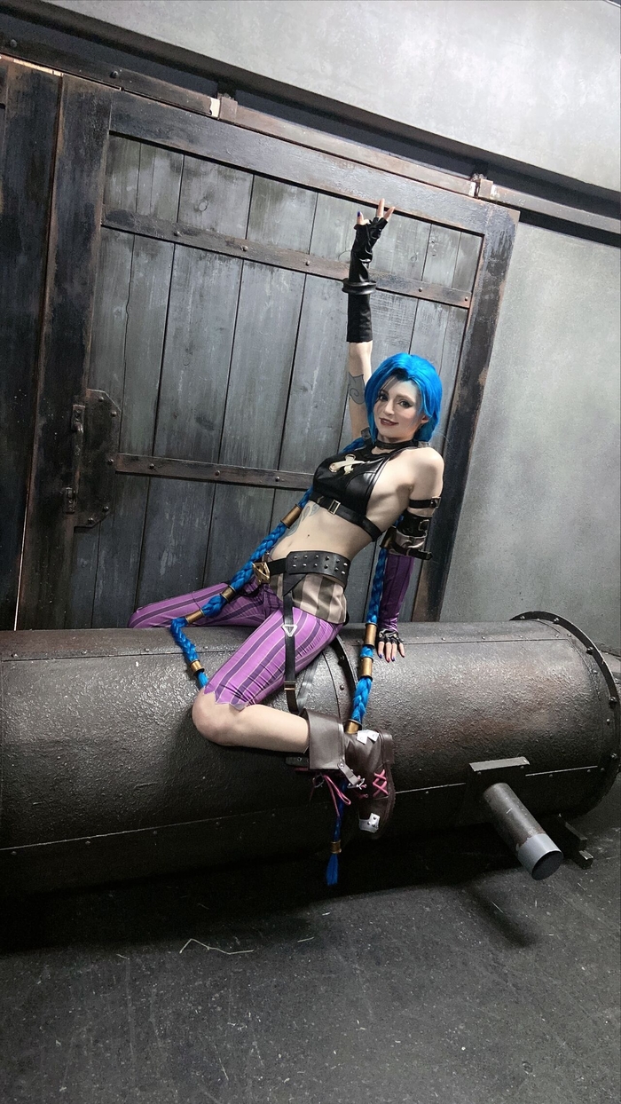 Восхитительный косплей Jinx (League of Legends ) by Peachymilky в сексуальном белье