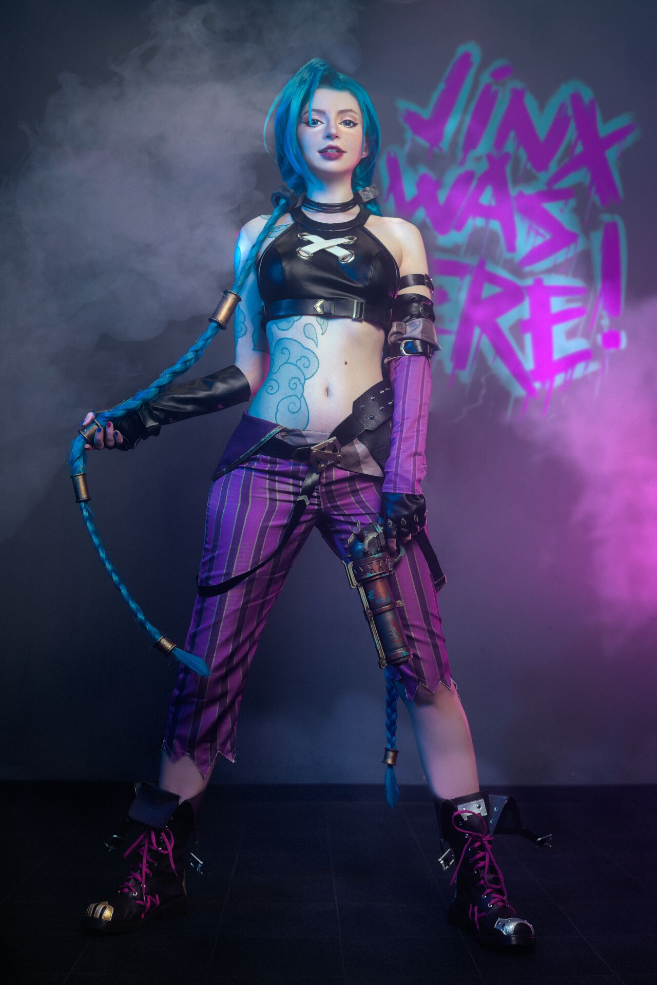 Прелестный и похотливый косплей Jinx (League of Legends ) by Peachymilky в мини бикини