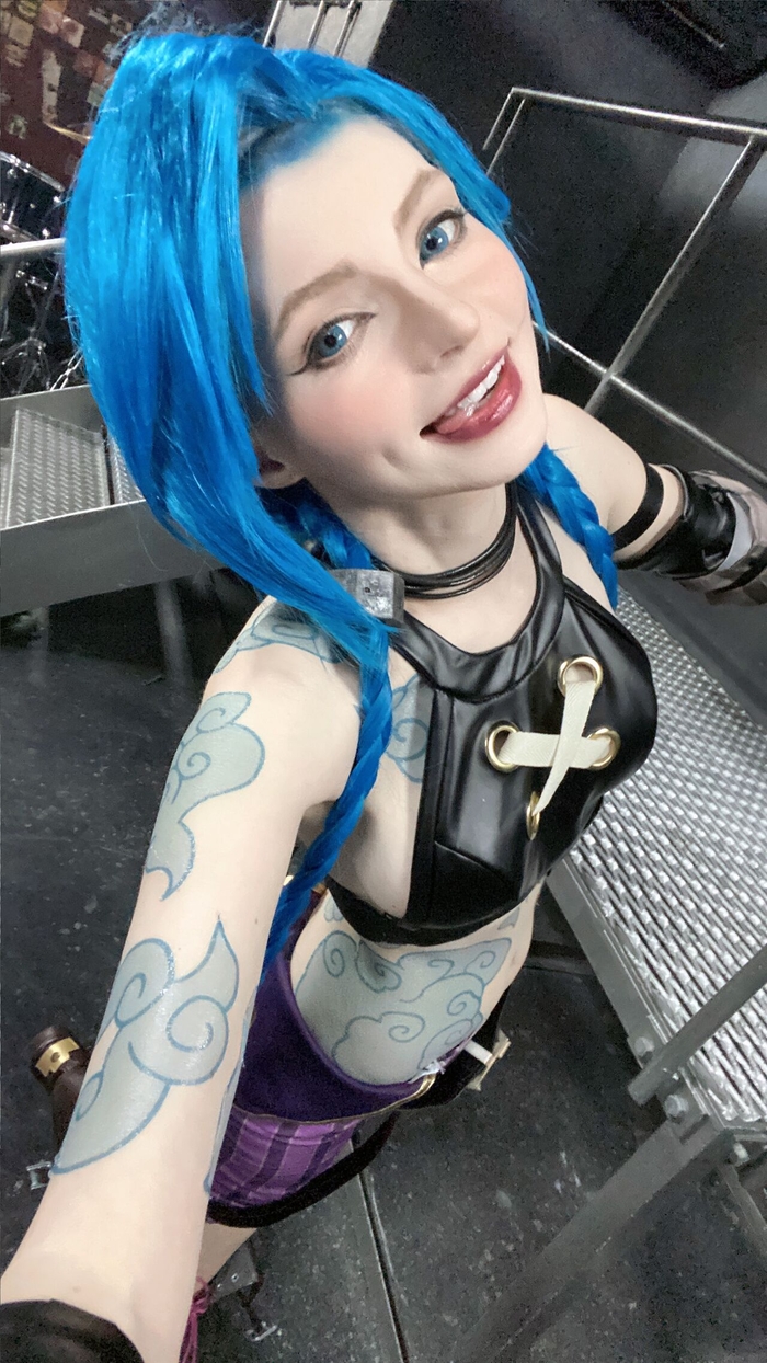 Добротный косплей Jinx (League of Legends ) by Peachymilky девушка